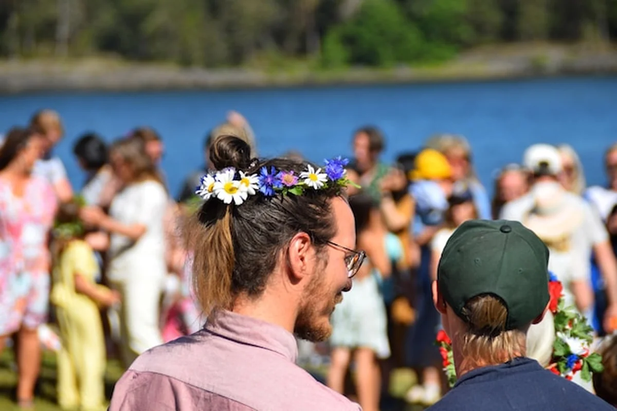 Mężczyzna z wiankiem z kwiatów na głowie na festiwalu