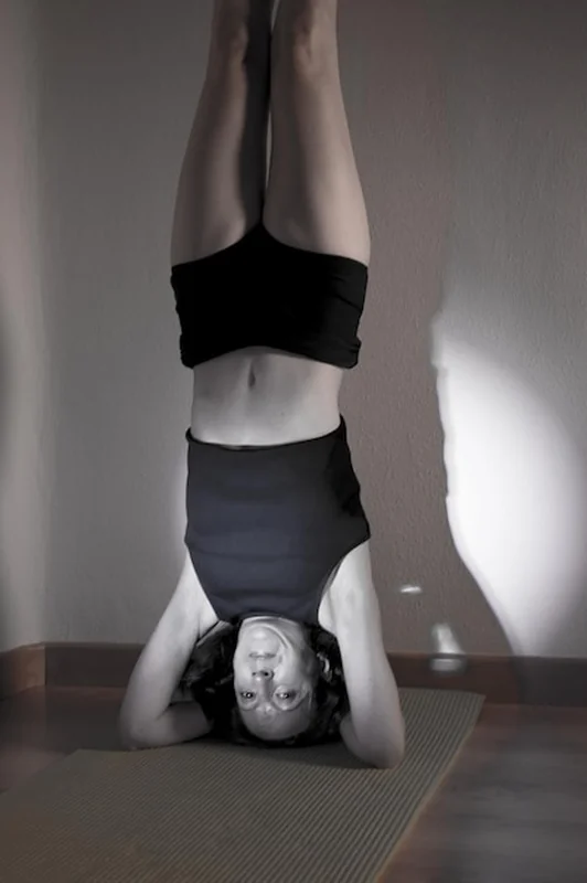 Kobieta praktykująca jogę na macie w domu