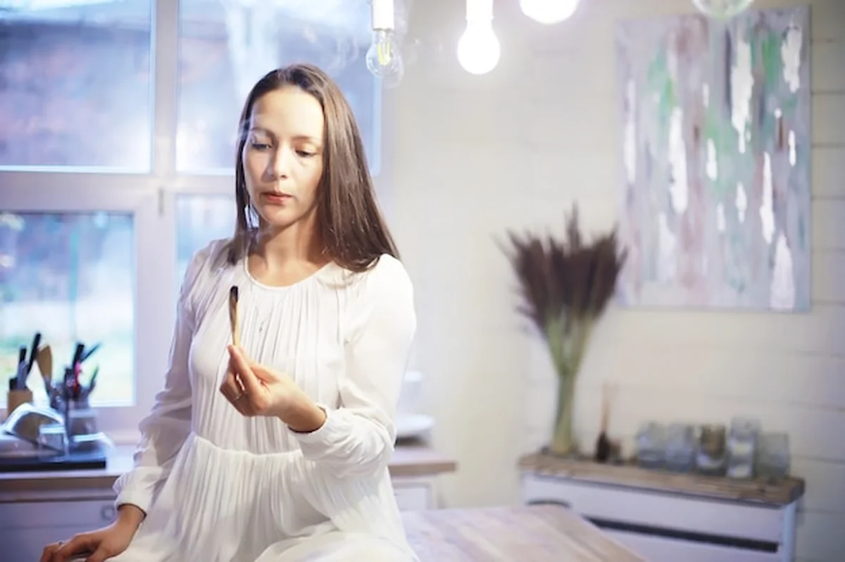 Piękna dziewczyna wykonuje jogę w domu w pozycji lotosu