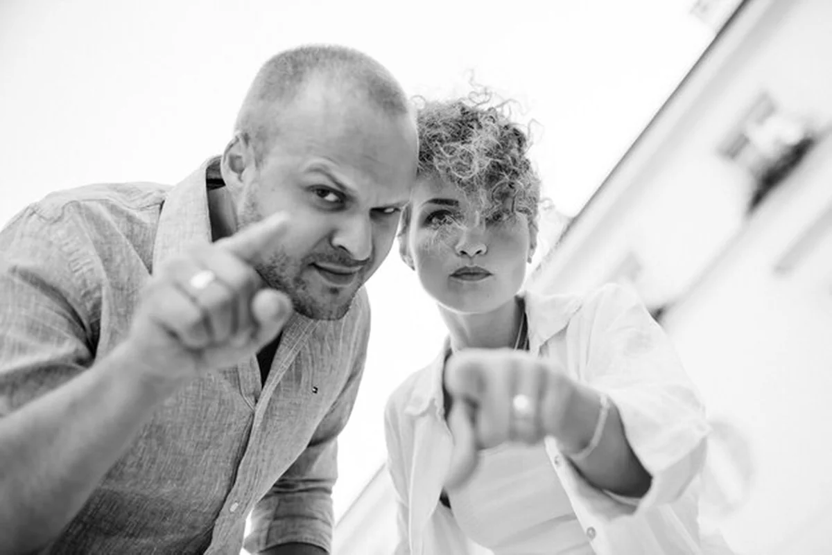 Facet i dziewczyna spacerują po pustych ulicach starej Europy