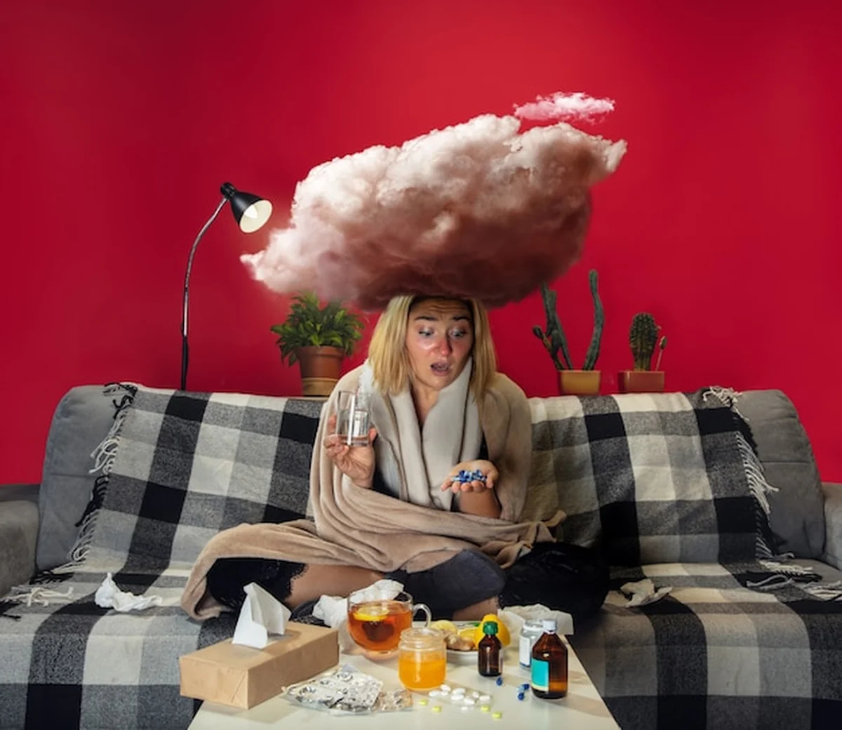 Chora młoda dziewczyna z gorączką i przeziębieniem w domu